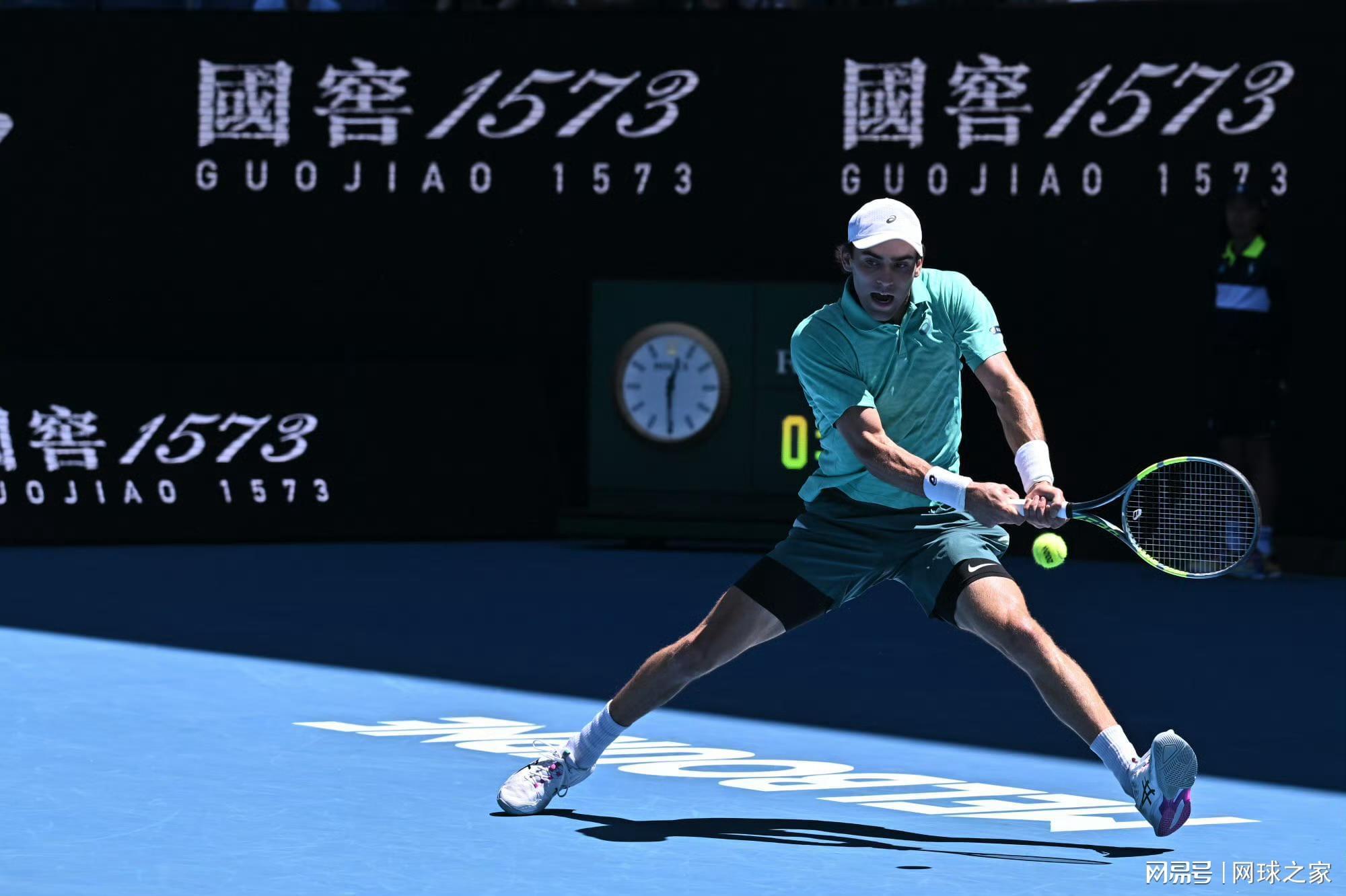 乐鱼体育登陆-罗德拉沃尔球场关闭顶棚引争议,是公平还是干预