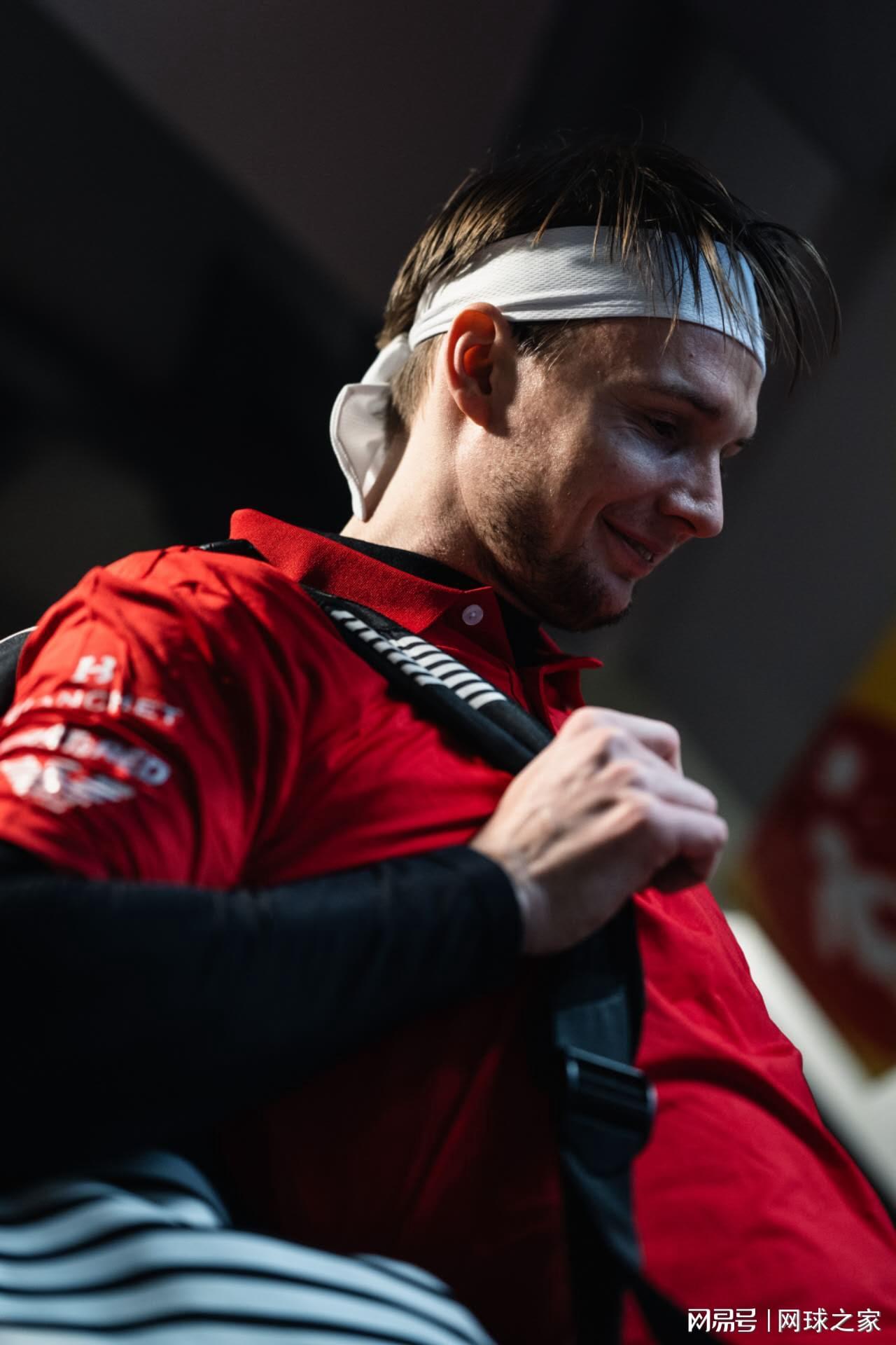 乐鱼体育登陆-澳网单打十六强决出：王欣瑜创纪录，梅总鏖战小钱！